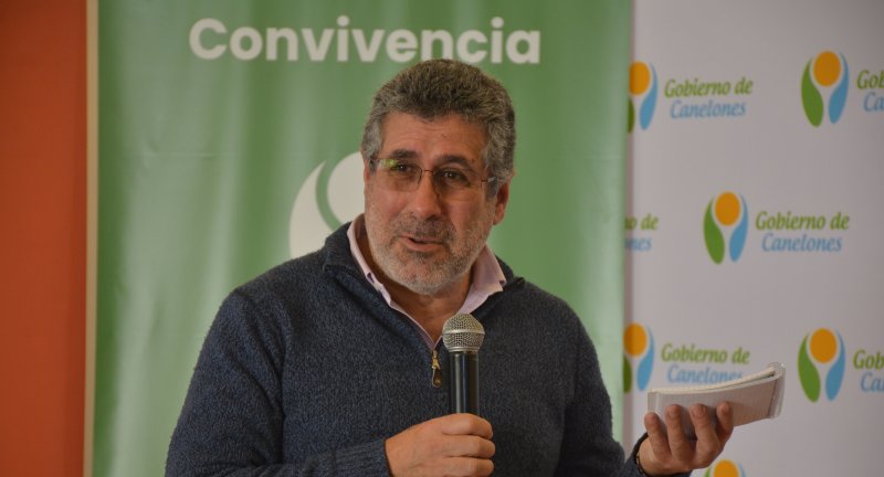 Docente de la Facultad de Psicología, Doctor en Salud Comunitaria por la Universidad Nacional de Lanús (Argentina), Magíster en Salud Mental y psicólogo por la Universidad de la República, Robert Pérez, en el conversatorio Toma de conciencia sobre el abuso y el maltrato a personas mayores, en el Complejo Cultural Politeama.