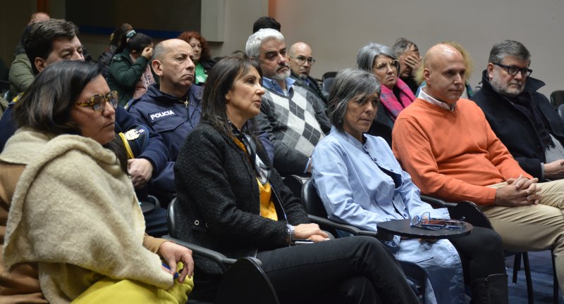 De izquierda a derecha: Alcaldesa del Municipio G de Montevideo, Leticia De Torres, la Directora General de la Secretaría de Comunicaciones del Gobierno de Canelones, Silvia Santa Cruz, la Pro Secretaria General, Silvana Nieves, el Secretario General, Francisco Legnani, y el asesor del Intendente, Sergio Pérez, en el conversatorio Los nuevos desafíos en la prevención del delito, en la Sala Lumiére de la ciudad de Canelones.