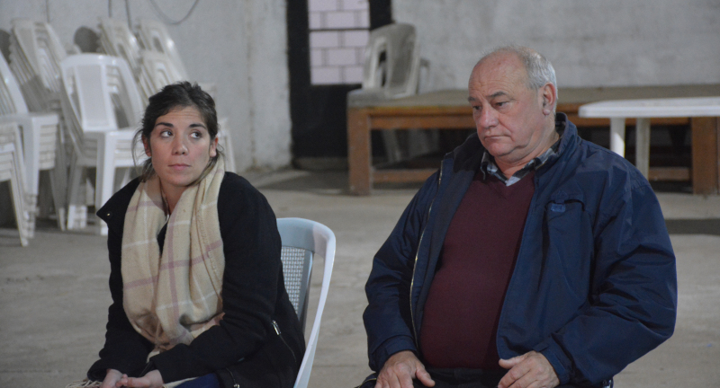 La Coordinadora del Gabinete Productivo de la Intendencia, Tania Yanes, y el Director de la Agencia de Desarrollo Rural, Ing. Agr. Pablo González, en la reunión de trabajo por la exportanción de calabacín realizada en la Comisión de Fomento Rural Arenales de Migues La Coordinadora del Gabinete Productivo de la Intendencia, Tania Yanes, y el Director de la Agencia de Desarrollo Rural, Ing. Agr. Pablo González, en la reunión de trabajo por la exportanción de calabacín realizada en la Comisión de Fomento Rural Arenales de Migues