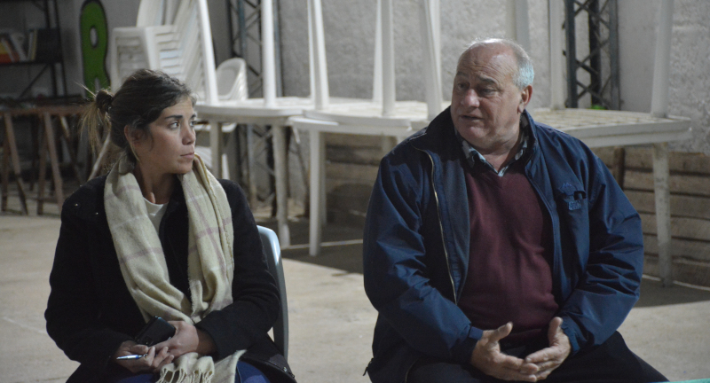 La Coordinadora del Gabinete Productivo de la Intendencia, Tania Yanes, y el Director de la Agencia de Desarrollo Rural, Ing. Agr. Pablo González, en la reunión de trabajo por la exportanción de calabacín realizada en la Comisión de Fomento Rural Arenales de Migues La Coordinadora del Gabinete Productivo de la Intendencia, Tania Yanes, y el Director de la Agencia de Desarrollo Rural, Ing. Agr. Pablo González, en la reunión de trabajo por la exportanción de calabacín realizada en la Comisión de Fomento Rural Arenales de Migues