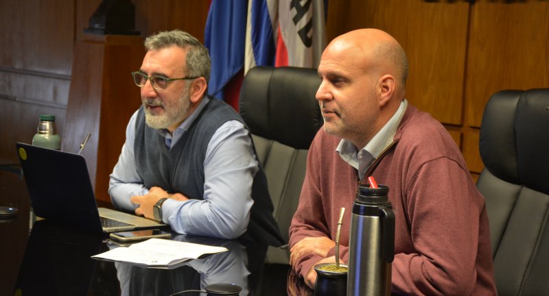 El Director de Relaciones Internacionales de Canelones, Edison Lanza, y el Secretario General de la Intendencia de Canelones, Francisco Legnani, en diálogo bilateral entre el Gobiernos de Canelones y Quilmes. El Director de Relaciones Internacionales de Canelones, Edison Lanza, y el Secretario General de la Intendencia de Canelones, Francisco Legnani, en diálogo bilateral entre el Gobiernos de Canelones y Quilmes.