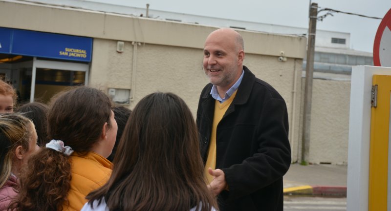 Secretario General del Gobierno de Canelones, Dr. Esc. Francisco Legnani, en la inauguración de tótems y bancos solares en San Jacinto