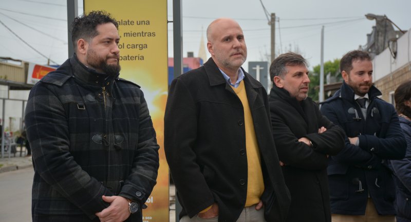 Director de la Agencia de Vivienda y Convivencia Ciudadana, Rodrigo Amengual, Secretario General, Dr. Esc. Francisco Legnani, y Director de la Secretaría de Desarrollo Local y Participación, Ruben Moreno, en la inauguración de tótems y bancos solares en San Jacinto