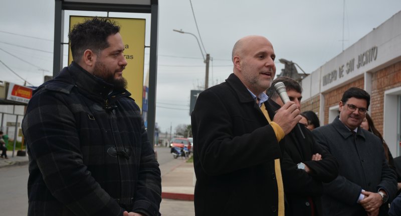 Director de la Agencia de Vivienda y Convivencia Ciudadana, Rodrigo Amengual, y Secretario General del Gobierno de Canelones, Dr. Esc. Francisco Legnani, en la inaguración de tótems y bancos solares en San Jacinto