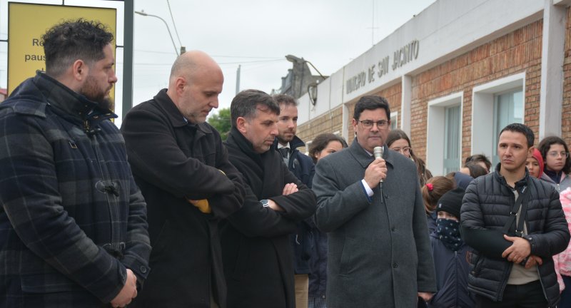 Director de la Agencia de Vivienda y Convivencia Ciudadana, Rodrigo Amengual, Secretario General, Dr. Esc. Francisco Legnani, Director de la Secretaría de Desarrollo Local y Participación, Ruben Moreno, Director Nacional de Energía, Fitzgerald Cantero y Alcalde de San Jacinto, en la inauguración de tótems y bancos solares en San Jacinto Director de la Agencia de Vivienda y Convivencia Ciudadana, Rodrigo Amengual, Secretario General, Dr. Esc. Francisco Legnani, Director de la Secretaría de Desarrollo Local y Participación, Ruben Moreno, Director Nacional de Energía, Fitzgerald Cantero y Alcalde de San Jacinto, en la inauguración de tótems y bancos solares en San Jacinto