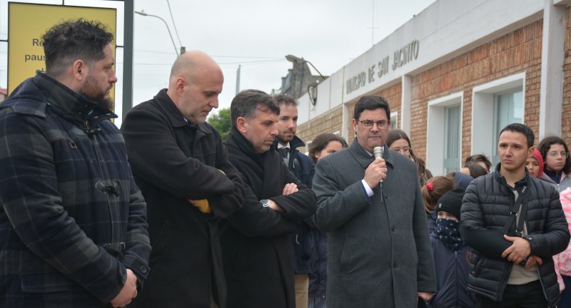 Director de la Agencia de Vivienda y Convivencia Ciudadana, Rodrigo Amengual, Secretario General, Dr. Esc. Francisco Legnani, Director de la Secretaría de Desarrollo Local y Participación, Ruben Moreno, Director Nacional de Energía, Fitzgerald Cantero y Alcalde de San Jacinto, en la inauguración de tótems y bancos solares en San Jacinto