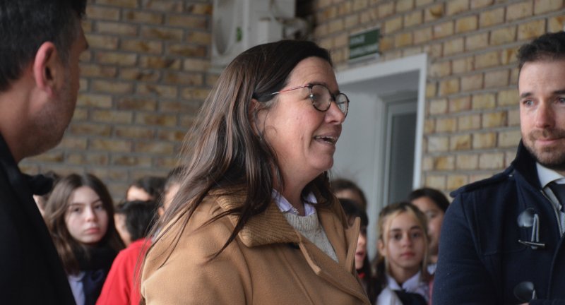 Directora de Asesoría Territorio Sostenible de la Secretaría de Innovación y Tecnología, Arq. Natalia Brener, en la inauguración de tótems y bancos solares en San Jacinto