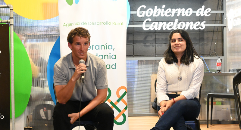 Los técnicos de la Agencia de Desarrollo Rural, Dayana Garrel y Guzmán Rousserie, en la presentación de producción de soja no transgénica en Canelones el Pabellón del Gobierno de Canelones de la Expo Prado Los técnicos de la Agencia de Desarrollo Rural, Dayana Garrel y Guzmán Rousserie, en la presentación de producción de soja no transgénica en Canelones el Pabellón del Gobierno de Canelones de la Expo Prado