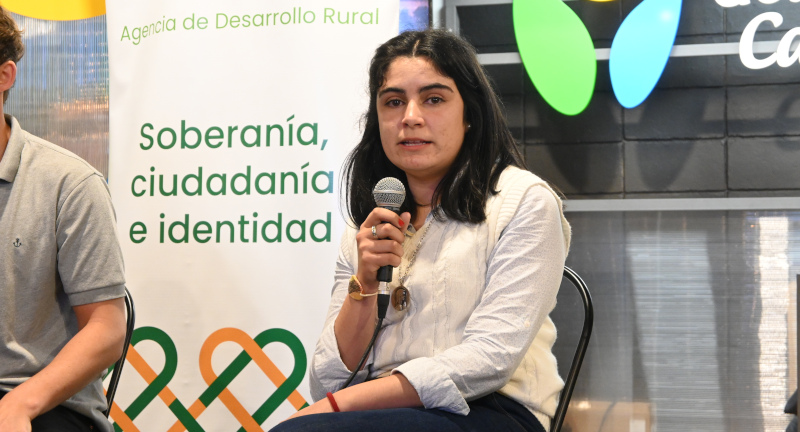 La técnica de la Agencia de Desarrollo Rural Dayana Garrel en la presentación de producción de soja no transgénica en Canelones el Pabellón del Gobierno de Canelones de la Expo Prado La técnica de la Agencia de Desarrollo Rural Dayana Garrel en la presentación de producción de soja no transgénica en Canelones el Pabellón del Gobierno de Canelones de la Expo Prado