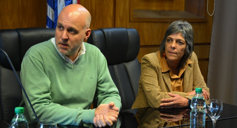 Secretario General del Gobierno de Canelones, Dr. Esc. Francisco Legnani, y Pro Secretaria General. Lic. Silvana Nieves, en la firma de convenio entre el Gobierno de Caneloens y Nada Crece a la Sombra Secretario General del Gobierno de Canelones, Dr. Esc. Francisco Legnani, y Pro Secretaria General. Lic. Silvana Nieves, en la forma de convenio entre el Gobierno de Caneloens y Nada Crece a la Sombra