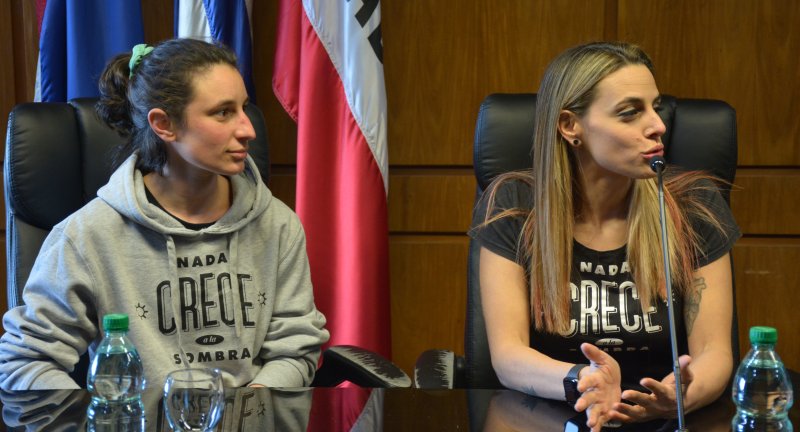 Coordinadoras de Nada Crece a la Sombra, María José Miles y Denisse Legrand, en la firma de convenio entre Gobierno de Canelones y Nada Crece a la Sombra Coordinadoras de Nada Crece a la Sombra, María José Miles y Denisse Legrand, en la firma de convenio entre Gobierno de Canelones y Nada Crece a la Sombra