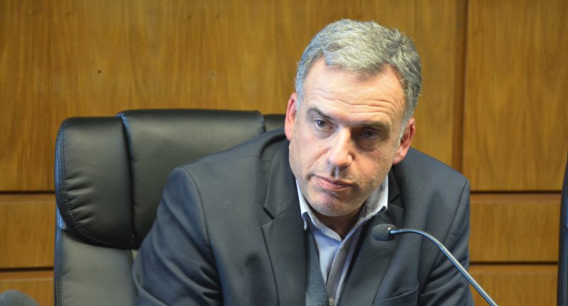 Intendente de Canelones, Prof. Yamandú Orsi, en la firma de convenio entre el Gobierno de Caneloens y Nada Crece a la Sombra Intendente de Canelones, Prof. Yamandú Orsi, en la en la firma de convenio entre el Gobierno de Caneloens y Nada Crece a la Sombra