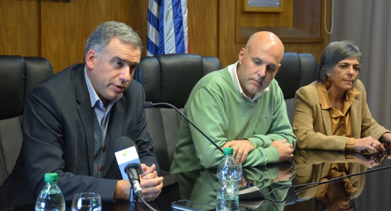  Intendente de Canelones, Prof. Yamandú Orsi, Secretario General, Dr. Esc. Francisco Legnani y Pro Secretaria General, Lic. Silvana Nieves, en la firma de convenio entre el Gobierno de Caneloens y Nada Crece a la Sombra