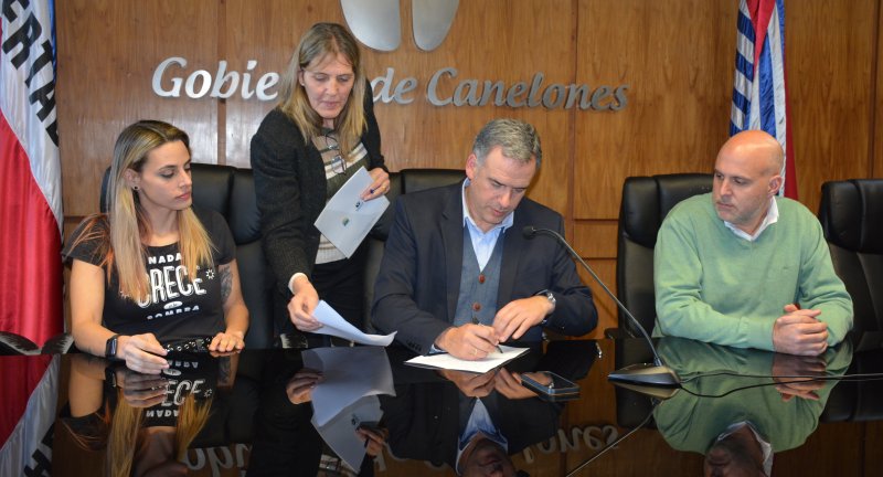 Coordinadora de Nada Crece a la Sombra, Denisse Legrand,  Intendente de Canelones, Prof. Yamandú Orsi y Secretario General, Dr. Esc. Francisco Legnani. en la firma de convenio entre el Gobierno de Caneloens y Nada Crece a la Sombra