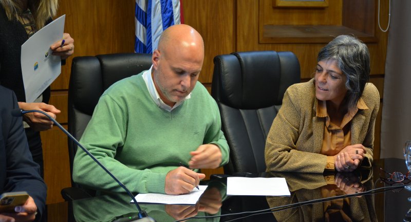 Secretrio General del Gobierno de Canelones, Dr. Esc. Francisco Legnani, y la Pro Secretaria General, Silvana Nieves, en la firma de convenio entre el Gobierno de Canelones y Nada Crece a la Sombra