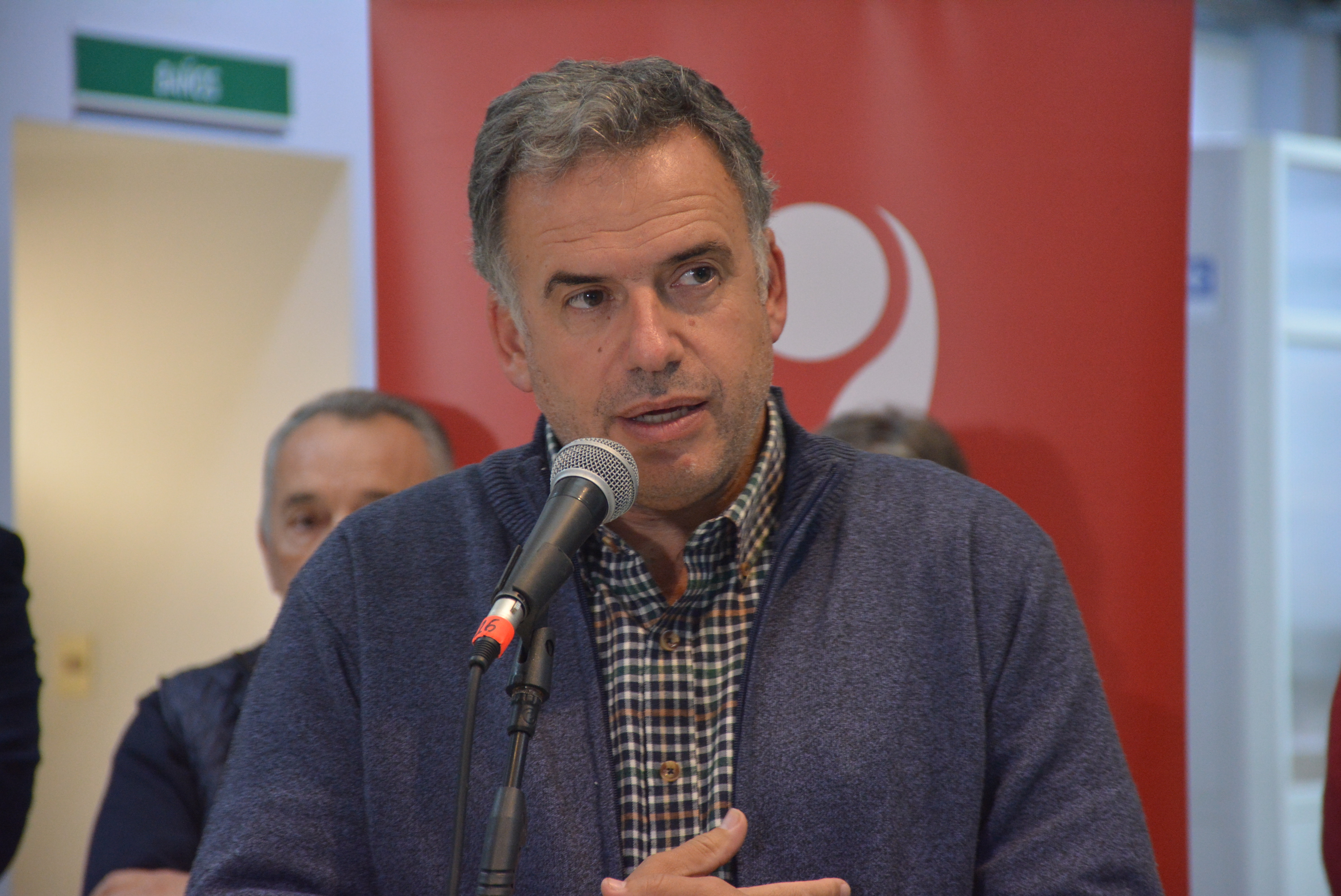 Intendente de Canelones, Prof. Yamandú Orsi, en el lanzamiento de la campaña de recolección de abrigos Invierno Solidario - ¡Al frío le ganamos entre todos! Intendente de Canelones, Prof. Yamandú Orsi, en el lanzamiento de la campaña de recolección de abrigos Invierno Solidario - ¡Al frío le ganamos entre todos!