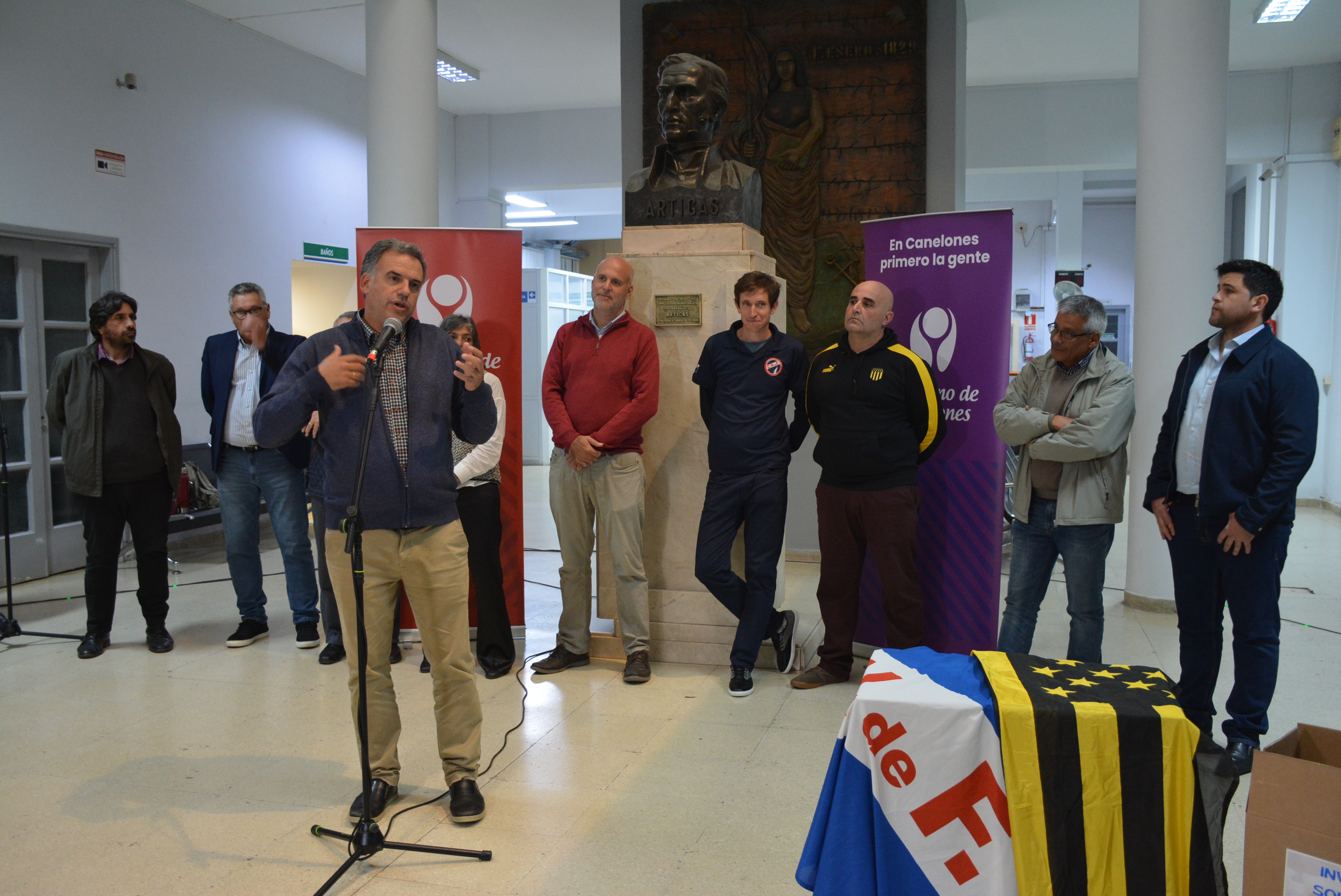 Intendente de Canelones, Prof. Yamandú Orsi, en el lanzamiento de la campaña de recolección de abrigos Invierno Solidario - ¡Al frío le ganamos entre todos! Intendente de Canelones, Prof. Yamandú Orsi, en el lanzamiento de la campaña de recolección de abrigos Invierno Solidario - ¡Al frío le ganamos entre todos!
