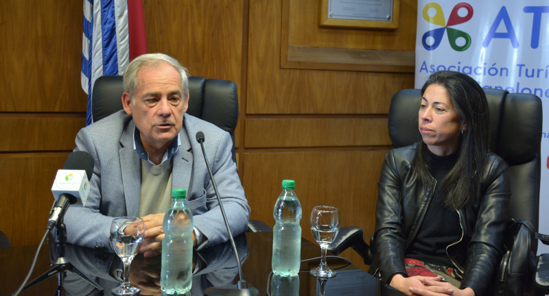 El Director de Desarrollo Turístico, Horacio Yanes, y la Coordinadora de la Dirección de Desarrollo Turístico, Ximena Acosta, en la firma de convenio entre la Intendencia y la Asociación Turística de Canelones El Director de Desarrollo Turístico, Horacio Yanes, y la Coordinadora de la Dirección de Desarrollo Turístico, Ximena Acosta, en la firma de convenio entre la Intendencia y la Asociación Turística de Canelones