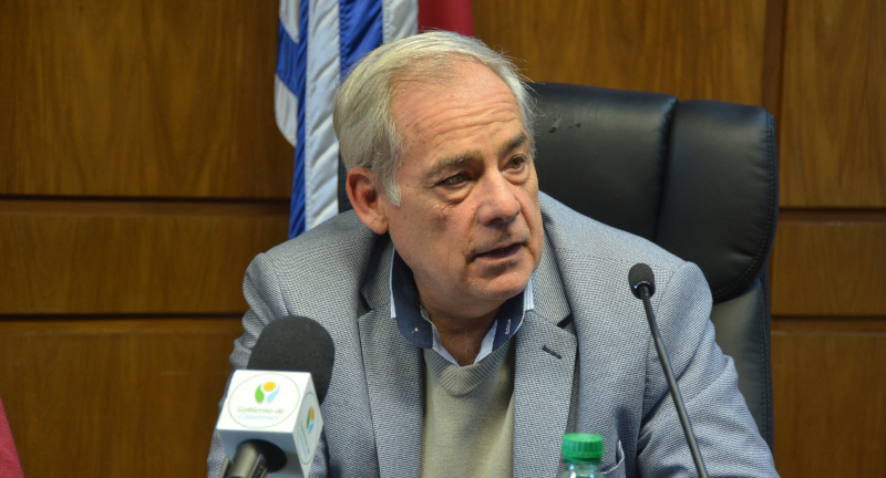 El Director de Desarrollo Turístico, Horacio Yanes, en la firma de convenio entre la Intendencia y la Asociación Turística de Canelones El Director de Desarrollo Turístico, Horacio Yanes, en la firma de convenio entre la Intendencia y la Asociación Turística de Canelones