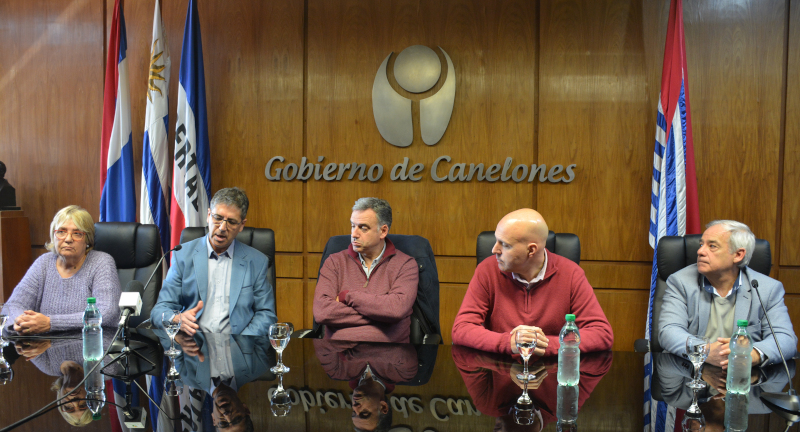 Gobierno de Canelones y Asociación Turística de Canelones firman convenio de cooperación. De izquierda a derecha: la Secretaria de la Asociación Turística de Canelones Susana Prats, el Presidente de la Asociación Turística de Canelones, Daniel López, el Intendente de Canelones, Prof. Yamandú Orsi, el Secretario General de la Intendencia, Dr. Esc. Francisco Legnani, y el Director de Desarrollo Turístico, Horacio Yanes.