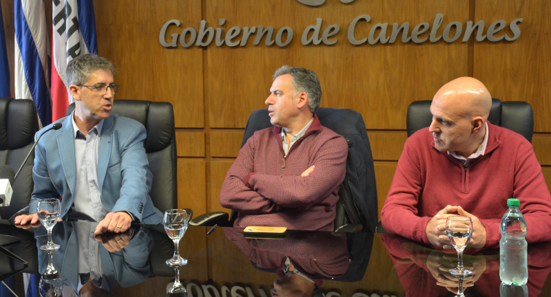 El Presidente de la Asociación Turística de Canelones, Daniel López, el Intendente de Canelones, Prof. Yamandú Orsi, y el Secretario General de la Intendencia, Dr. Esc. Francisco Legnani, en la firma de convenio entre la Intendencia y la Asociación Turística de Canelones 