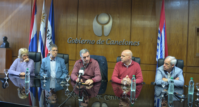 Gobierno de Canelones y Asociación Turística de Canelones firman convenio de cooperación. De izquierda a derecha: la Secretaria de la Asociación Turística de Canelones Susana Prats, el Presidente de la Asociación Turística de Canelones, Daniel López, el Intendente de Canelones, Prof. Yamandú Orsi, el Secretario General de la Intendencia, Dr. Esc. Francisco Legnani, y el Director de Desarrollo Turístico, Horacio Yanes.