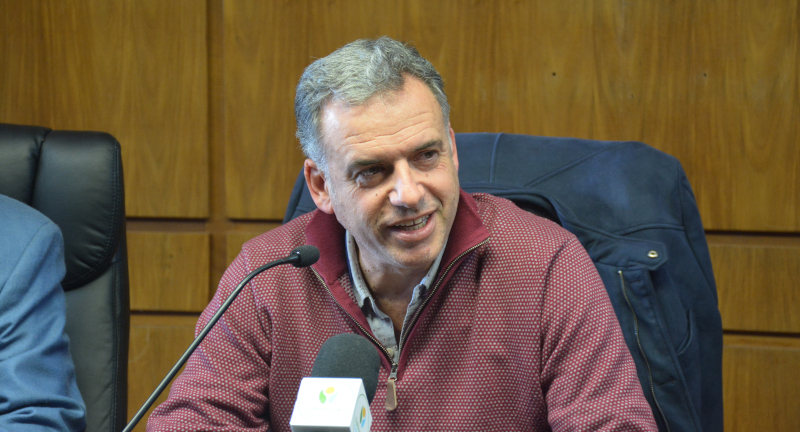 El Intendente de Canelones, Prof. Yamandú Orsi, en la firma de convenio entre la Intendencia y la Asociación Turística de Canelones 