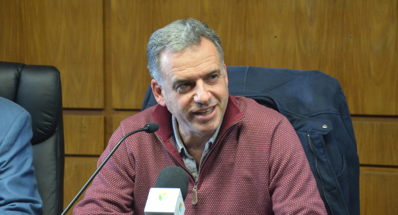 El Intendente de Canelones, Prof. Yamandú Orsi, en la firma de convenio entre la Intendencia y la Asociación Turística de Canelones El Intendente de Canelones, Prof. Yamandú Orsi, en la firma de convenio entre la Intendencia y la Asociación Turística de Canelones