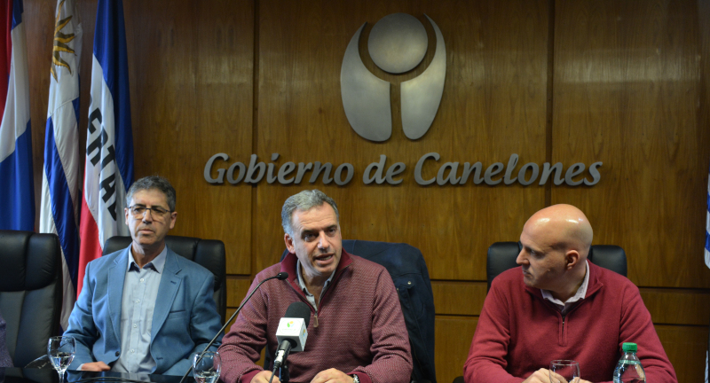 El Presidente de la Asociación Turística de Canelones, Daniel López, el Intendente de Canelones, Prof. Yamandú Orsi, y el Secretario General de la Intendencia, Dr. Esc. Francisco Legnani, en la firma de convenio entre la Intendencia y la Asociación Turística de Canelones 