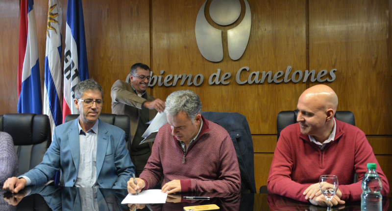 El Presidente de la Asociación Turística de Canelones, Daniel López, el Intendente de Canelones, Prof. Yamandú Orsi, y el Secretario General de la Intendencia, Dr. Esc. Francisco Legnani, en la firma de convenio entre la Intendencia y la Asociación Turística de Canelones 