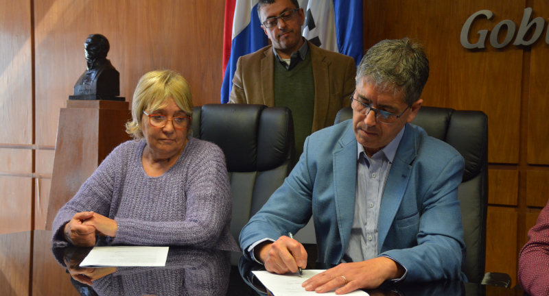 La Secretaria de la Asociación Turística de Canelones Susana Prats, y el Presidente de la Asociación Turística de Canelones, Daniel López, en la firma de convenio entre la Intendencia y la Asociación Turística de Canelones 