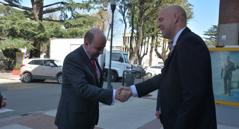 El Secretario General de la Intendencia de Canelones, Dr. Esc. Francisco Legnani, recibió al Embajador de la República Federativa de Brasil en Uruguay, Marcos Leal Raposo Lopes, en el Palacio Municipal El Secretario General de la Intendencia de Canelones, Dr. Esc. Francisco Legnani, recibió al Embajador de la República Federativa de Brasil en Uruguay, Marcos Leal Raposo Lopes, en el Palacio Municipal