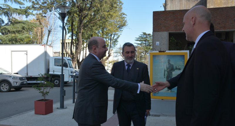 El Secretario General de la Intendencia de Canelones, Dr. Esc. Francisco Legnani, recibió al Embajador de la República Federativa de Brasil en Uruguay, Marcos Leal Raposo Lopes, en el Palacio Municipal El Secretario General de la Intendencia de Canelones, Dr. Esc. Francisco Legnani, recibió al Embajador de la República Federativa de Brasil en Uruguay, Marcos Leal Raposo Lopes, en el Palacio Municipal