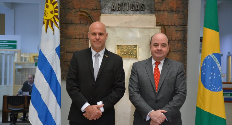 El Secretario General de la Intendencia de Canelones, Dr. Esc. Francisco Legnani, recibió al Embajador de la República Federativa de Brasil en Uruguay, Marcos Leal Raposo Lopes, en el Palacio Municipal El Secretario General de la Intendencia de Canelones, Dr. Esc. Francisco Legnani, recibió al Embajador de la República Federativa de Brasil en Uruguay, Marcos Leal Raposo Lopes, en el Palacio Municipal