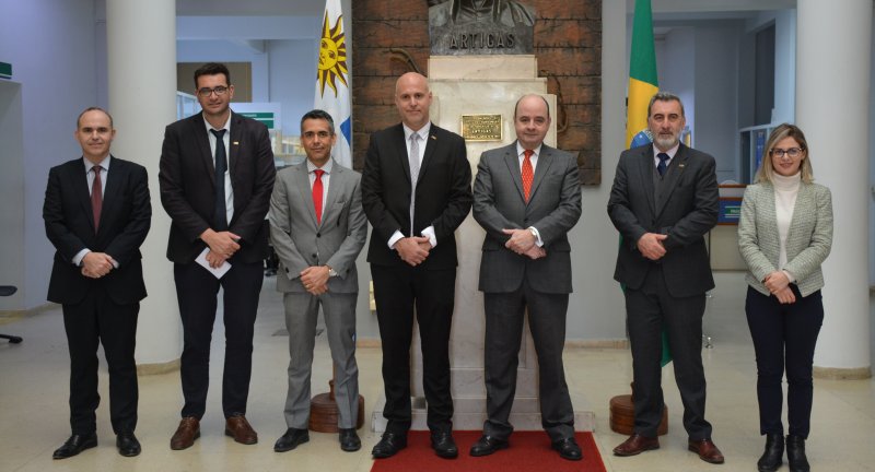 El Secretario General de la Intendencia de Canelones, Dr. Esc. Francisco Legnani, recibió al Embajador de la República Federativa de Brasil en Uruguay, Marcos Leal Raposo Lopes, en el Palacio Municipal El Secretario General de la Intendencia de Canelones, Dr. Esc. Francisco Legnani, recibió al Embajador de la República Federativa de Brasil en Uruguay, Marcos Leal Raposo Lopes, en el Palacio Municipal