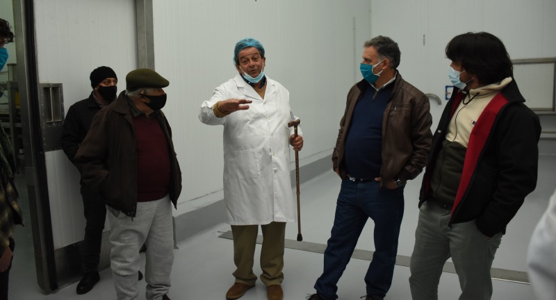 De izquierda a derecha: expresidente José Mujica, el Titular de la Empresa Urulact, Daniel Silveira, el Intendente de Canelones, Yamandú Orsi, y el Coordinador del Gabinete Institucional, Pedro Irigoin, en la planta de Urulact por el Día del Trabajador de la Industria Láctea De izquierda a derecha: expresidente José Mujica, el Titular de la Empresa Urulact, Daniel Silveira, el Intendente de Canelones, Yamandú Orsi, y el Coordinador del Gabinete Institucional, Pedro Irigoin, en la planta de Urulact por el Día del Trabajador de la Industria Láctea