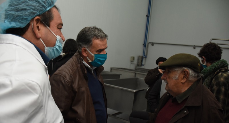 De izquierda a derecha: el Titular de la Empresa Urulact, Daniel Silveira, el expresidente José Mujica, y el Intendente de Canelones, Yamandú Orsi, en la planta de Urulact por el Día del Trabajador de la Industria Láctea. De izquierda a derecha: el Titular de la Empresa Urulact, Daniel Silveira, el expresidente José Mujica, y el Intendente de Canelones, Yamandú Orsi, en la planta de Urulact por el Día del Trabajador de la Industria Láctea.