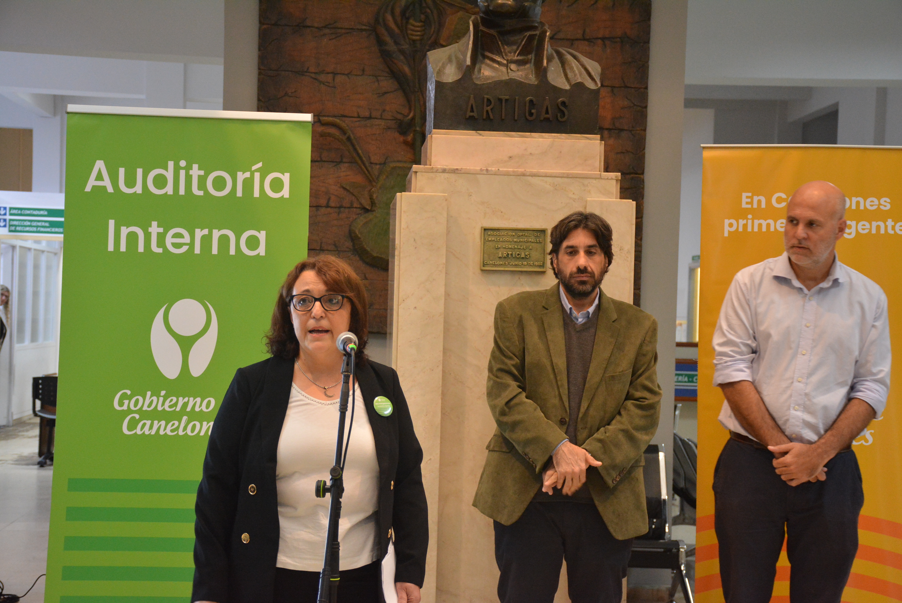 Contadora Auditora del Gobierno de Canelones, Jaqueline Kizirián, el Intendente de Canelones interino, Marcelo Metediera, y el Secretario General, Dr. Esc. Franciso Legnani, en la actividad por el mes de la Concientización de la Auditoría Interna Contadora Auditora del Gobierno de Canelones, Jaqueline Kizirián, el Intendente de Canelones interino, Marcelo Metediera, y el Secretario General, Dr. Esc. Franciso Legnani, en la actividad por el mes de la Concientización de la Auditoría Interna