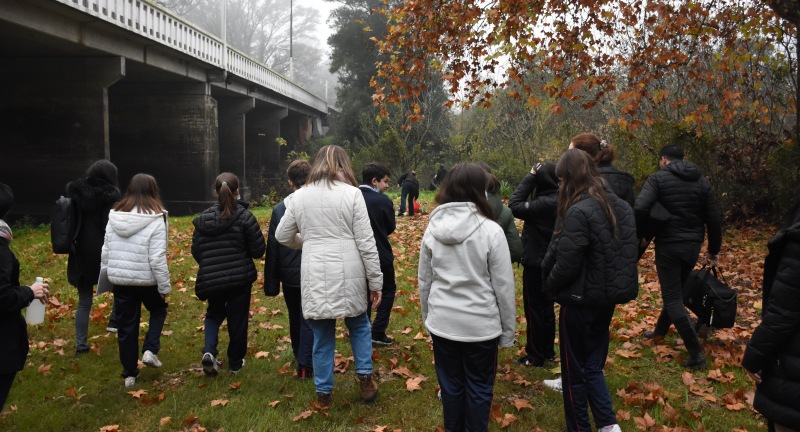 Equipo técnico del Área de Calidad Ambiental de la Dirección de Gestión Ambiental de la Intendencia de Canelones, junto a adolescentes del Liceo Guadalupe, realizando un monitoreo de calidad de agua en ciudad de Canelones.