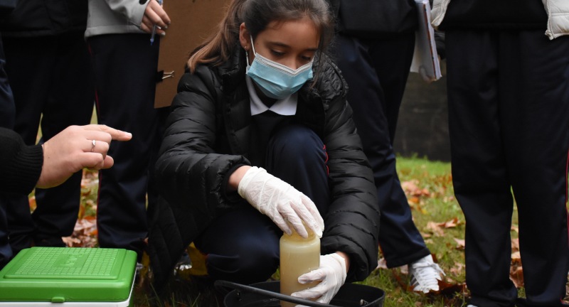 Equipo técnico del Área de Calidad Ambiental de la Dirección de Gestión Ambiental de la Intendencia de Canelones, junto a adolescentes del Liceo Guadalupe, realizando un monitoreo de calidad de agua en ciudad de Canelones.