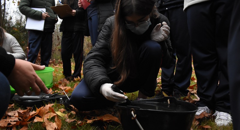 Equipo técnico del Área de Calidad Ambiental de la Dirección de Gestión Ambiental de la Intendencia de Canelones, junto a adolescentes del Liceo Guadalupe, realizando un monitoreo de calidad de agua en ciudad de Canelones.