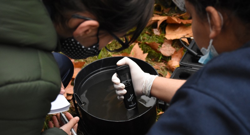 Equipo técnico del Área de Calidad Ambiental de la Dirección de Gestión Ambiental de la Intendencia de Canelones, junto a adolescentes del Liceo Guadalupe, realizando un monitoreo de calidad de agua en ciudad de Canelones.