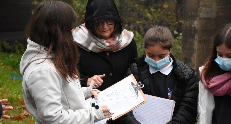 Equipo técnico del Área de Calidad Ambiental de la Dirección de Gestión Ambiental de la Intendencia de Canelones, junto a adolescentes del Liceo Guadalupe, realizando un monitoreo de calidad de agua en ciudad de Canelones.