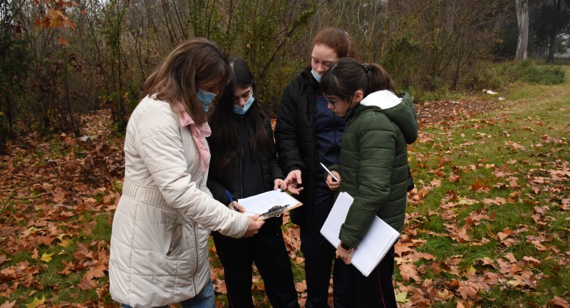 Equipo técnico del Área de Calidad Ambiental de la Dirección de Gestión Ambiental de la Intendencia de Canelones, junto a adolescentes del Liceo Guadalupe, realizando un monitoreo de calidad de agua en ciudad de Canelones.