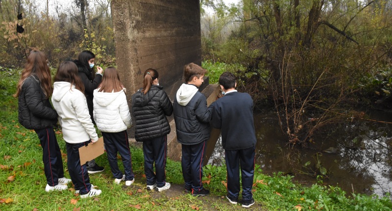 Equipo técnico del Área de Calidad Ambiental de la Dirección de Gestión Ambiental de la Intendencia de Canelones, junto a adolescentes del Liceo Guadalupe, realizando un monitoreo de calidad de agua en ciudad de Canelones.