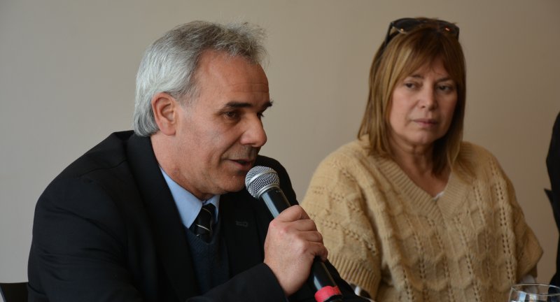 Jorge Muiño de la Secretaría de Relaciones Internacionales y Gobierno Abierto, y la Directora General de Desarrollo Humano, Prof. Gabriela Garrido, en el taller de sensibilización sobre migración y política migratoria para funcionarios y funcionarias de la Intendencia de Canelones Jorge Muiño de la Secretaría de Relaciones Internacionales y Gobierno Abierto, y la Directora General de Desarrollo Humano, Prof. Gabriela Garrido, en el taller de sensibilización sobre migración y política migratoria para funcionarios y funcionarias de la Intendencia de Canelones