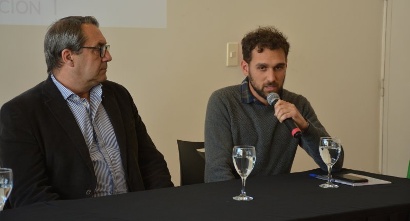 Director de Derechos Humanos, Carlos Garolla, y representante del Centro de Estudios Estratégicos, Emiliano Santacruz, en el taller de sensibilización sobre migración y política migratoria para funcionarios y funcionarias de la Intendencia de Canelones Director de Derechos Humanos, Carlos Garolla, y representante del Centro de Estudios Estratégicos, Emiliano Santacruz, en el taller de sensibilización sobre migración y política migratoria para funcionarios y funcionarias de la Intendencia de Canelones