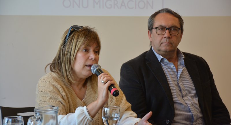 Directora General de Desarrollo Humano, Prof. Gabriela Garrido, y Director de Derechos Humanos, Carlos Garolla, en el taller de sensibilización sobre migración y política migratoria para funcionarios y funcionarias de la Intendencia de Canelones Directora General de Desarrollo Humano, Prof. Gabriela Garrido, y Director de Derechos Humanos, Carlos Garolla, en el taller de sensibilización sobre migración y política migratoria para funcionarios y funcionarias de la Intendencia de Canelones