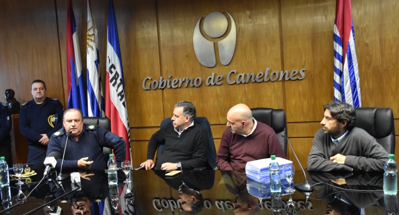 Jefe de Policia de Canelones,Víctor Trezza, Intendente de Canelones, Yamandú Orsi, Secretario General, Francisco Legnani, y el Director General de Tránsito y Transporte, Marcelo Metediera, en la firma de convenio de cooperación entre el Gobierno de Canelones y la Jefatura de Policía de Canelones Jefe de Policia de Canelones,Víctor Trezza, Intendente de Canelones, Yamandú Orsi, Secretario General, Francisco Legnani, y el Director General de Tránsito y Transporte, Marcelo Metediera, en la firma de convenio de cooperación entre el Gobierno de Canelones y la Jefatura de Policía de Canelones