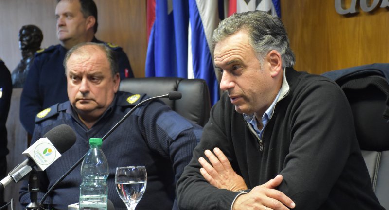 Intendente de Canelones, Yamandú Orsi, en la firma de convenio de cooperación entre el Gobierno de Canelones y la Jefatura de Policía de Canelones Intendente de Canelones, Yamandú Orsi, en la firma de convenio de cooperación entre el Gobierno de Canelones y la Jefatura de Policía de Canelones